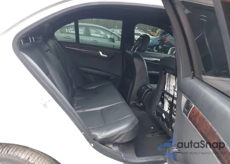 2013 Mercedes-Benz C 300 Sport 4Matic z USA, uszkodzony, nr VIN WDDGF8AB1DR277114